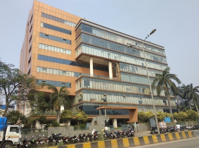 Rabale_a large building with a large group of people on it